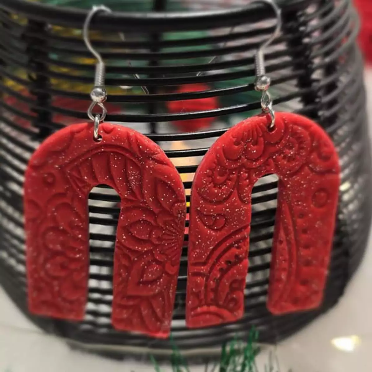Boucles d'oreilles rouges à paillettes texturées